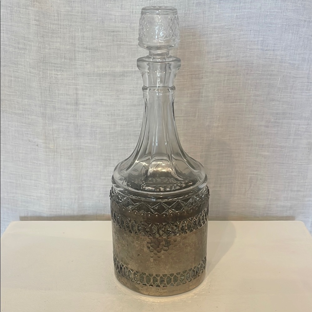Elegant Clear Glass wine Decanter vintage metal bottom